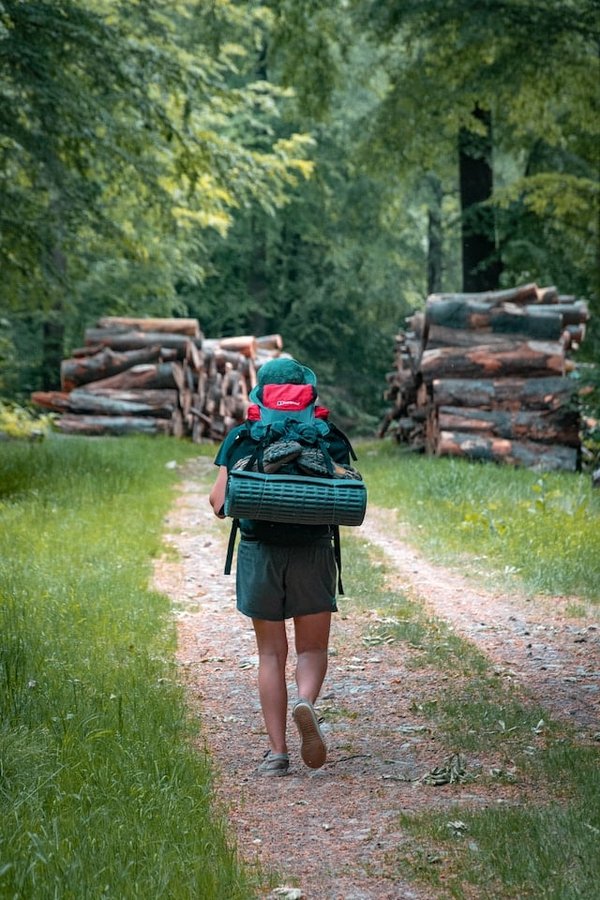 Randonnée sportive sécurisée : bienfaits, matériel essentiel et conseils pratiques