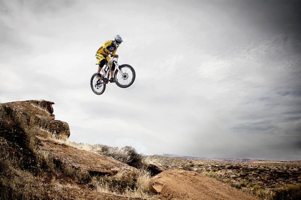 Quels sont les effets de l'entraînement en hypoxie sur les performances en sports d'altitude comme l'alpinisme ?