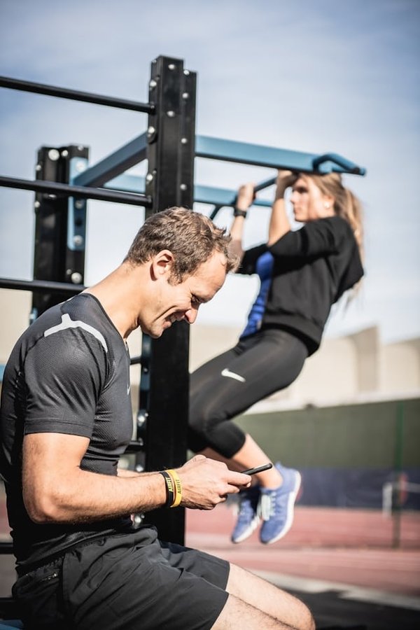 Comment les séances de HIIT peuvent-elles être personnalisées pour les personnes âgées ?
