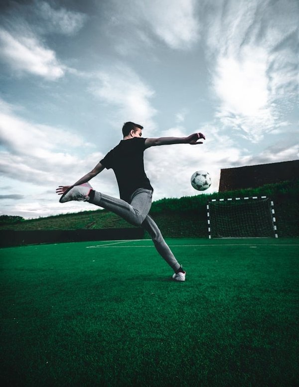 Comment les équipes de football exploitent-elles les espaces laissés par leurs adversaires ?