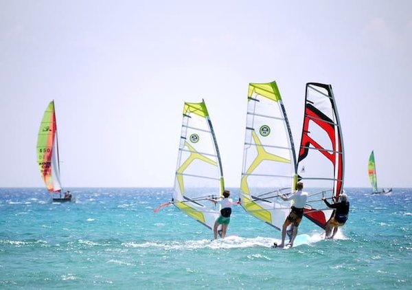 Maîtriser le sport nautique de la planche à voile en toute sérénité - conseils, astuces et spots incontournables