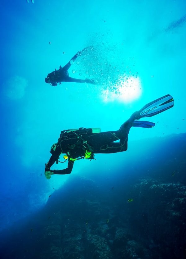 Initiation à la plongée sous-marine sportive : Avantages, précautions et astuces pour les novices